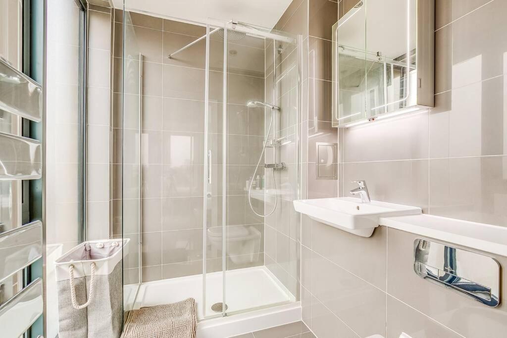 Last-Minute Grabs l Cozy Apt in Camden Town By Capital Retreats Short Lets & Serviced Accommodation London With Balcony, Free WiFi