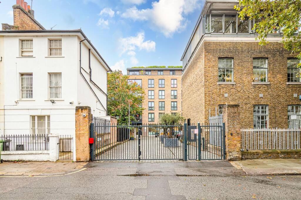 Last-Minute Grabs l Cozy Apt in Camden Town By Capital Retreats Short Lets & Serviced Accommodation London With Balcony, Free WiFi