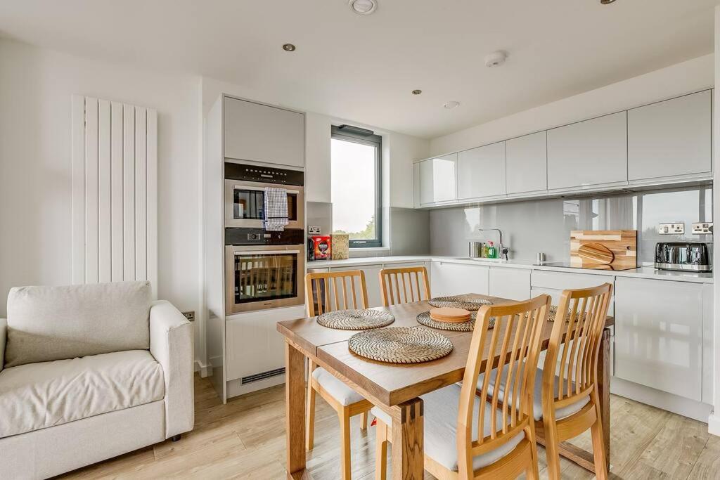Last-Minute Grabs l Cozy Apt in Camden Town By Capital Retreats Short Lets & Serviced Accommodation London With Balcony, Free WiFi