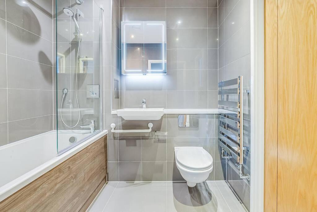 Last-Minute Grabs l Cozy Apt in Camden Town By Capital Retreats Short Lets & Serviced Accommodation London With Balcony, Free WiFi