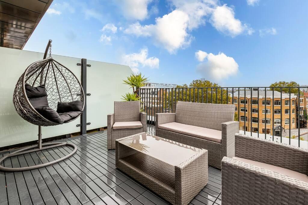 Last-Minute Grabs l Cozy Apt in Camden Town By Capital Retreats Short Lets & Serviced Accommodation London With Balcony, Free WiFi