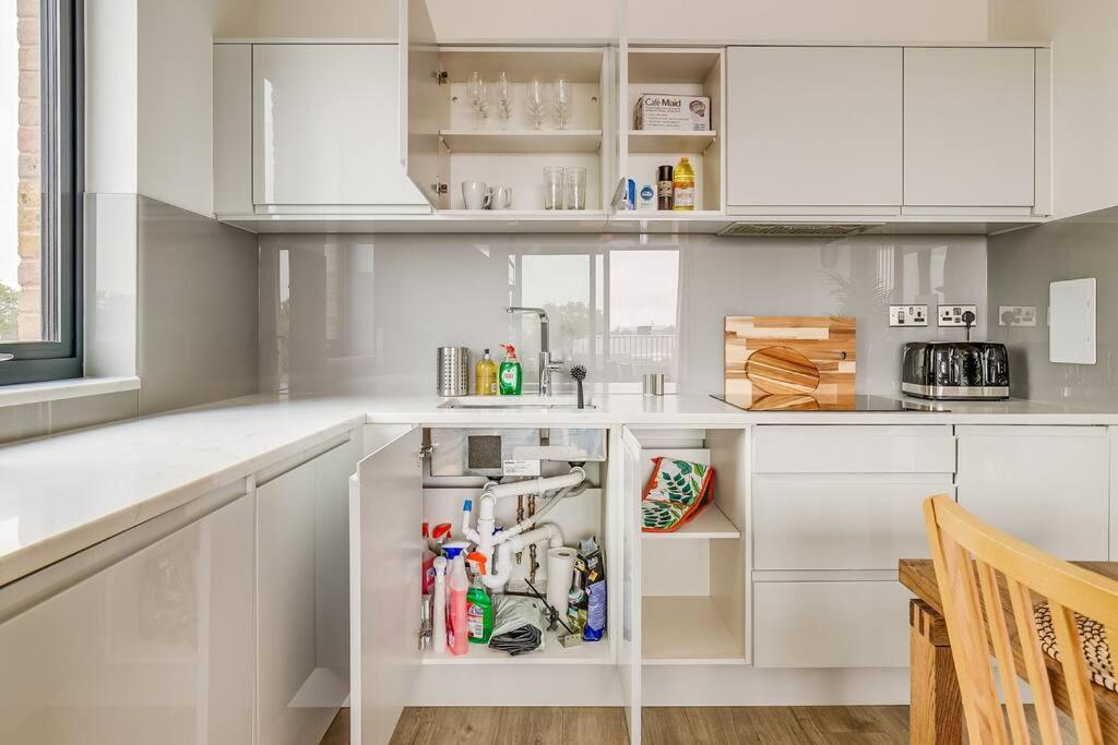 Last-Minute Grabs l Cozy Apt in Camden Town By Capital Retreats Short Lets & Serviced Accommodation London With Balcony, Free WiFi