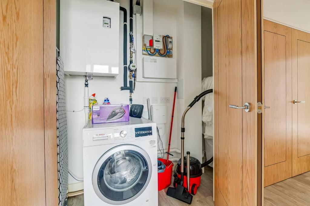 Last-Minute Grabs l Cozy Apt in Camden Town By Capital Retreats Short Lets & Serviced Accommodation London With Balcony, Free WiFi