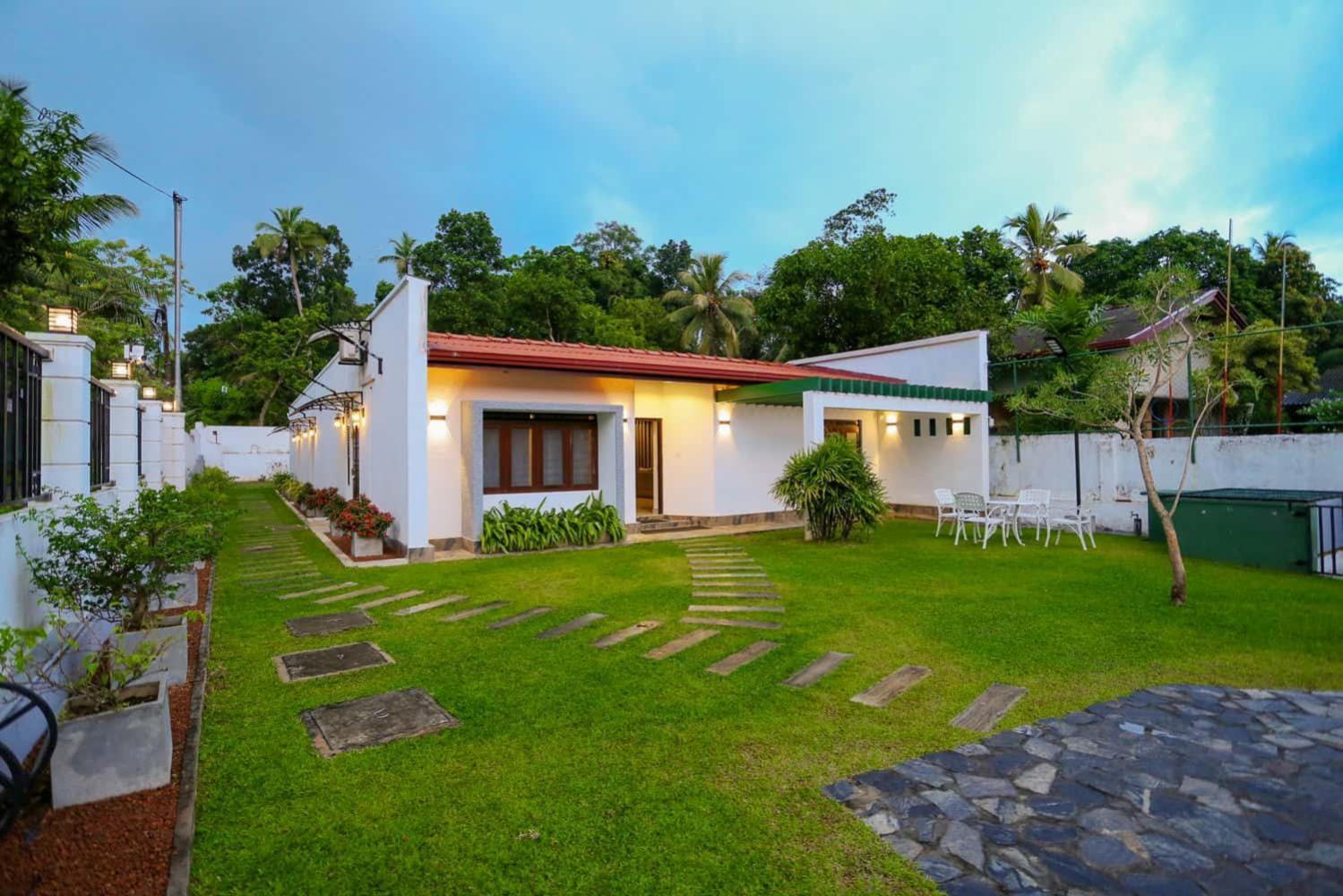 Thisath Villa, Hikkaduwa