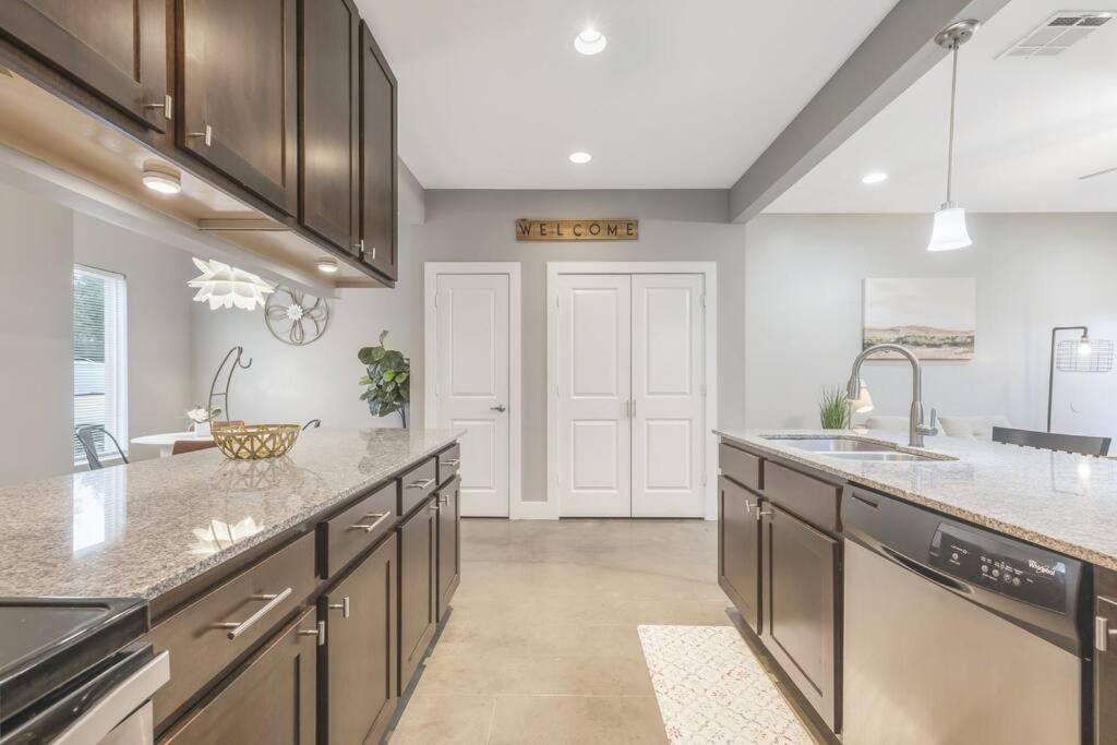 Cozy 2 Bed Townhome near the Hospital view 4