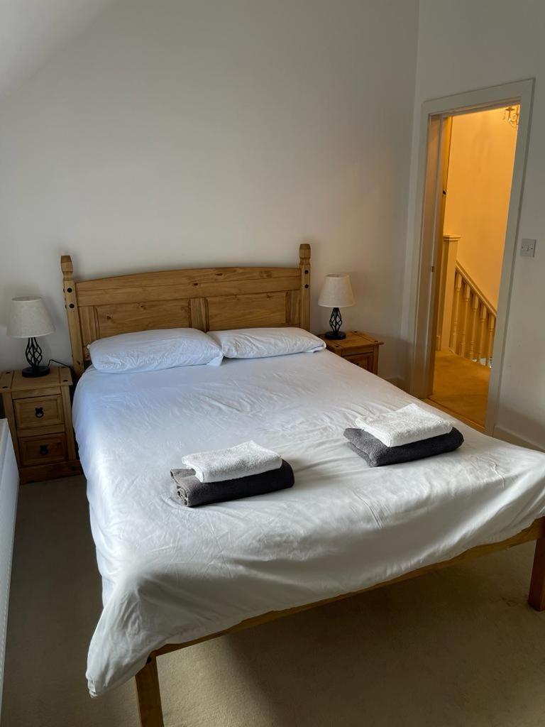 Private Bedrooms in Quaint Oxfordshire Village Cottage view 4