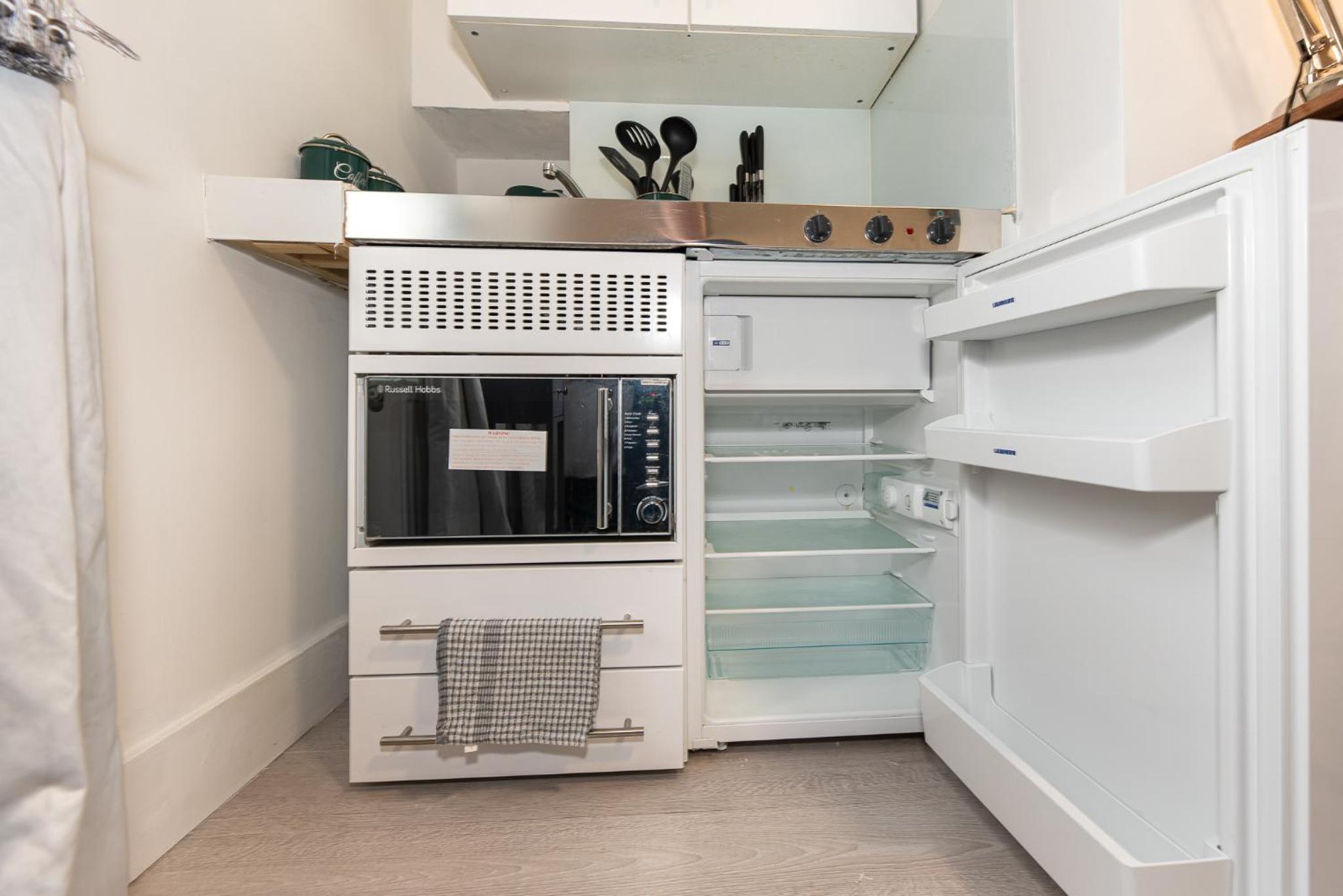 Small and Trendy studio 3B