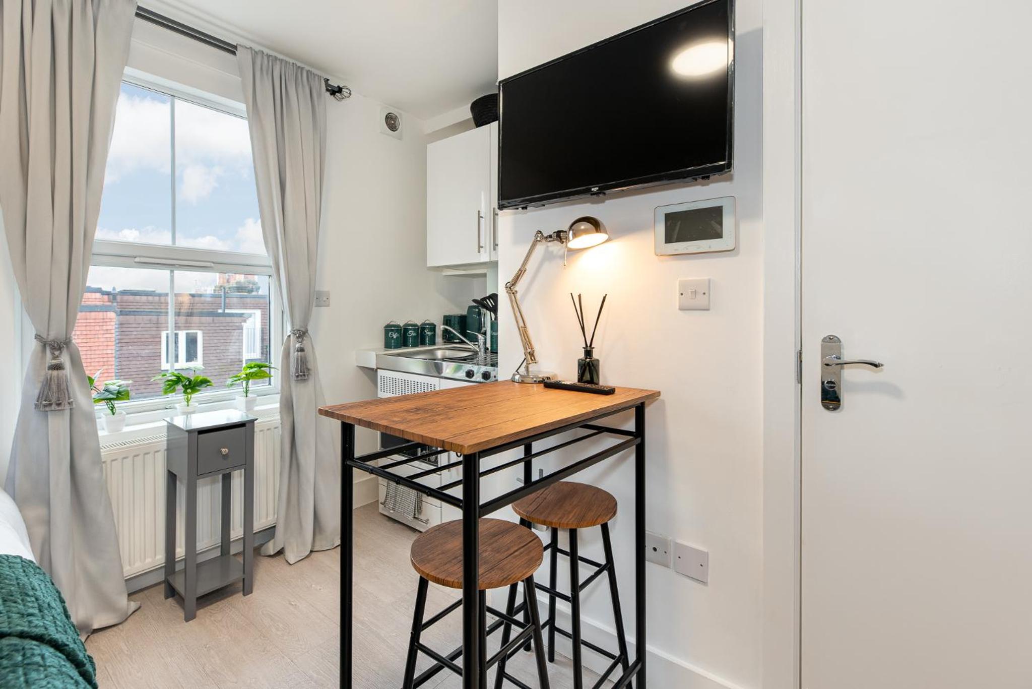 Small and Trendy studio 3B