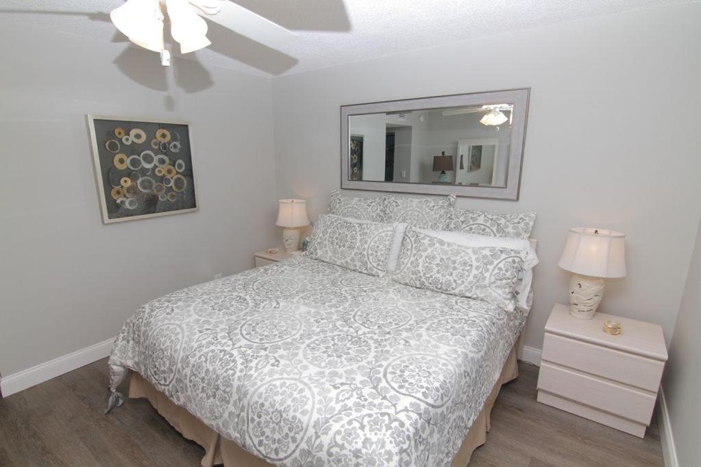 Visit this top floor property located on the no-drive beach with 2 complex pools! view 4