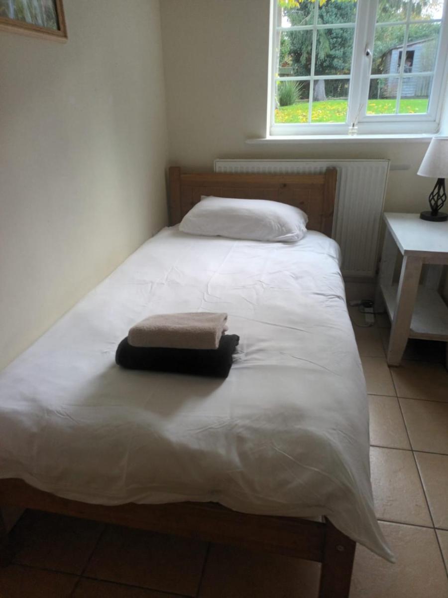 Private Bedrooms in Quaint Oxfordshire Village Cottage view 3