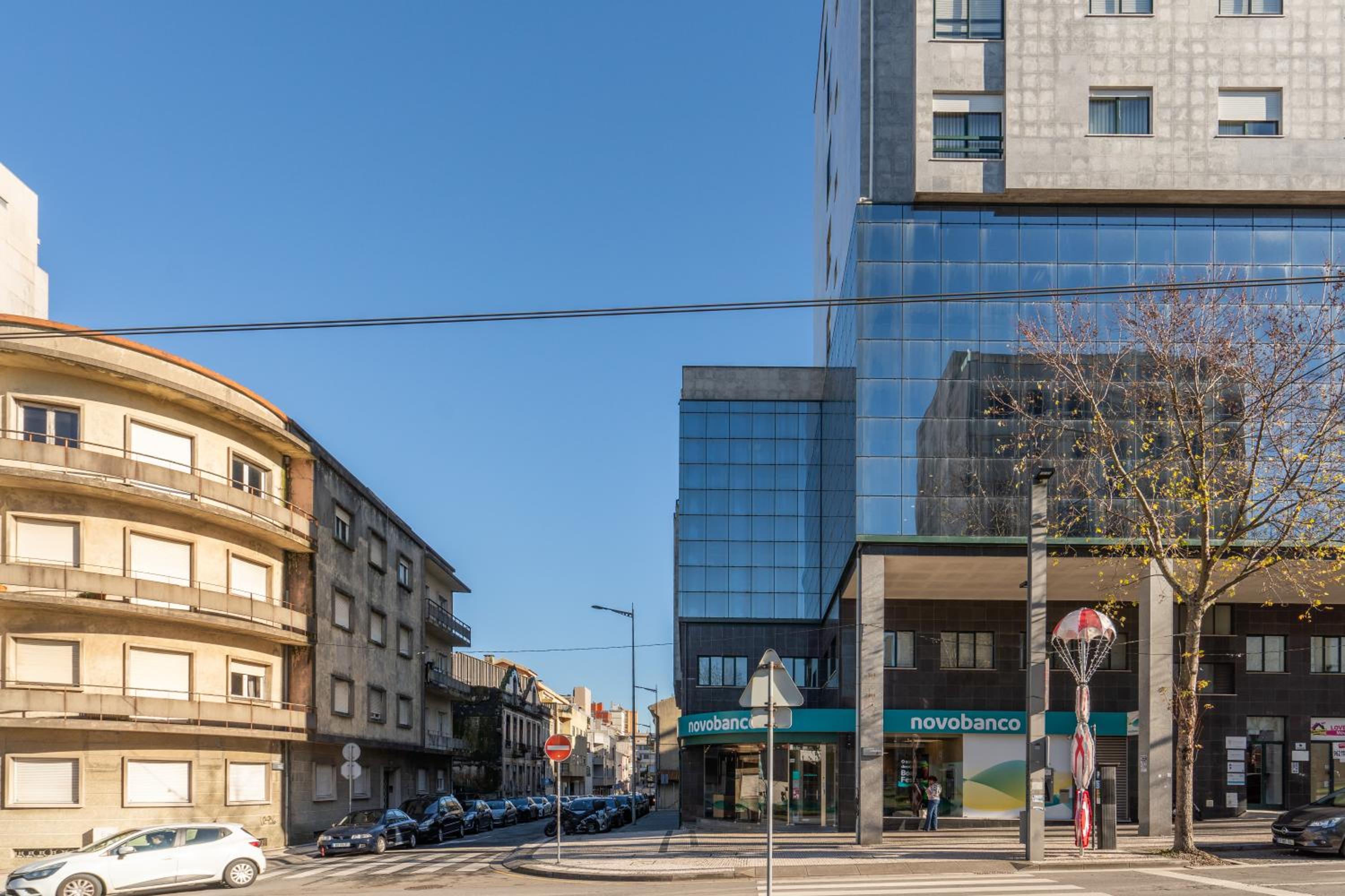 Host Wise - Elegant Spacious Flat w Balcony - Ace Location