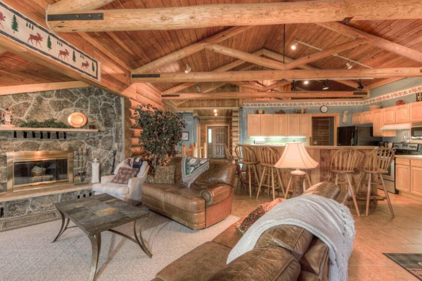 Last Minute Special- Cozy Log Cabin, Views, Hottub