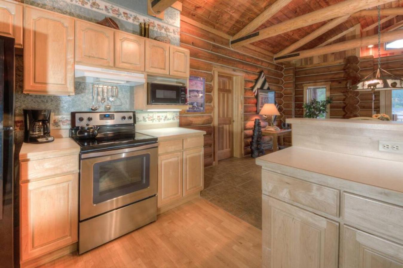 Last Minute Special- Cozy Log Cabin, Views, Hottub