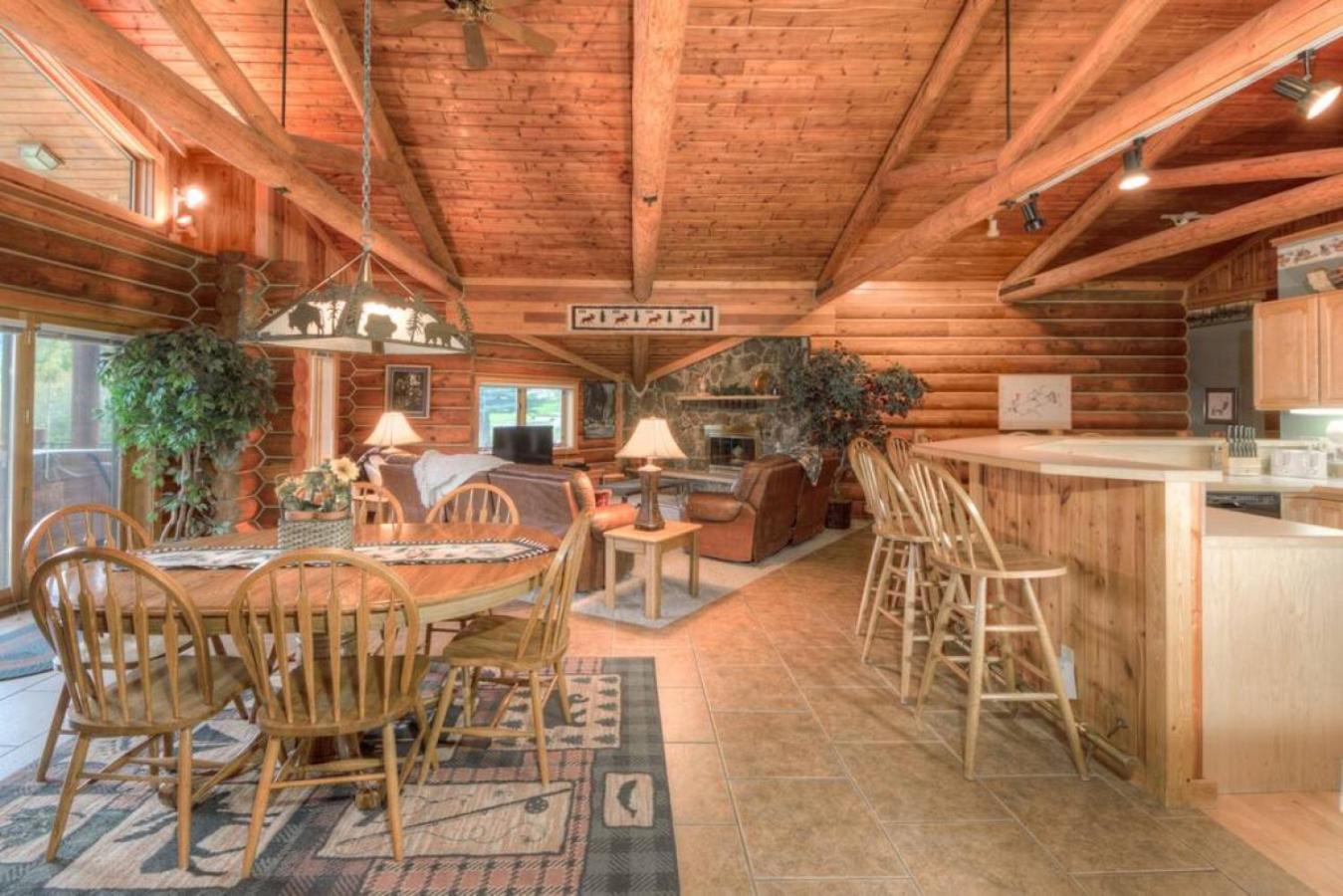 Last Minute Special- Cozy Log Cabin, Views, Hottub