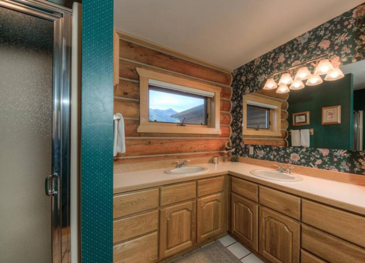 Last Minute Special- Cozy Log Cabin, Views, Hottub