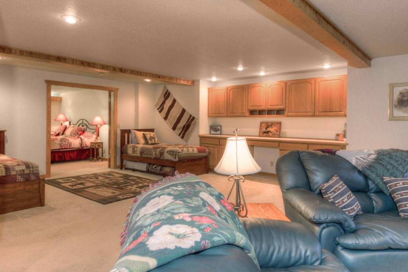 Last Minute Special- Cozy Log Cabin, Views, Hottub