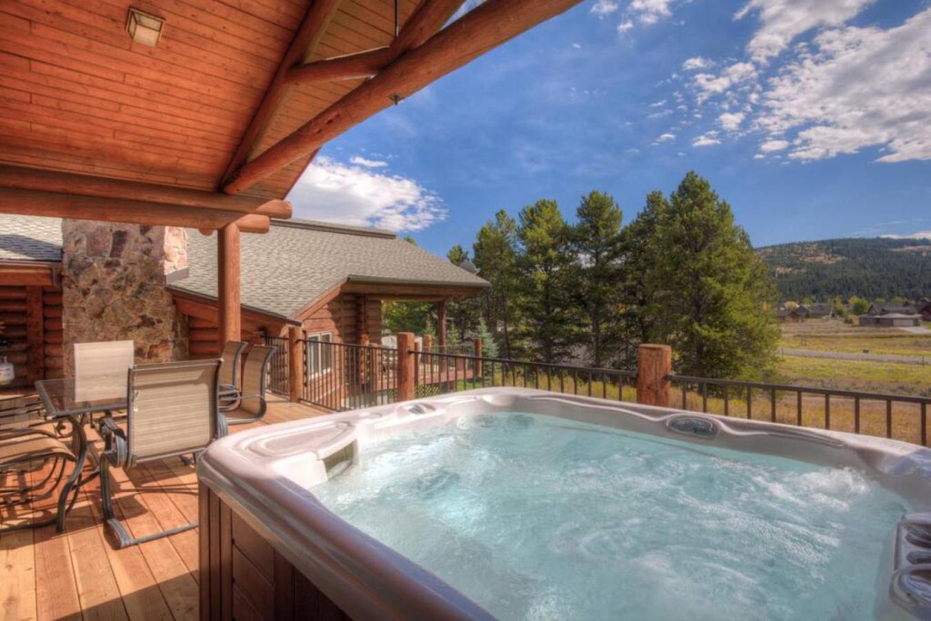 Last Minute Special- Cozy Log Cabin, Views, Hottub