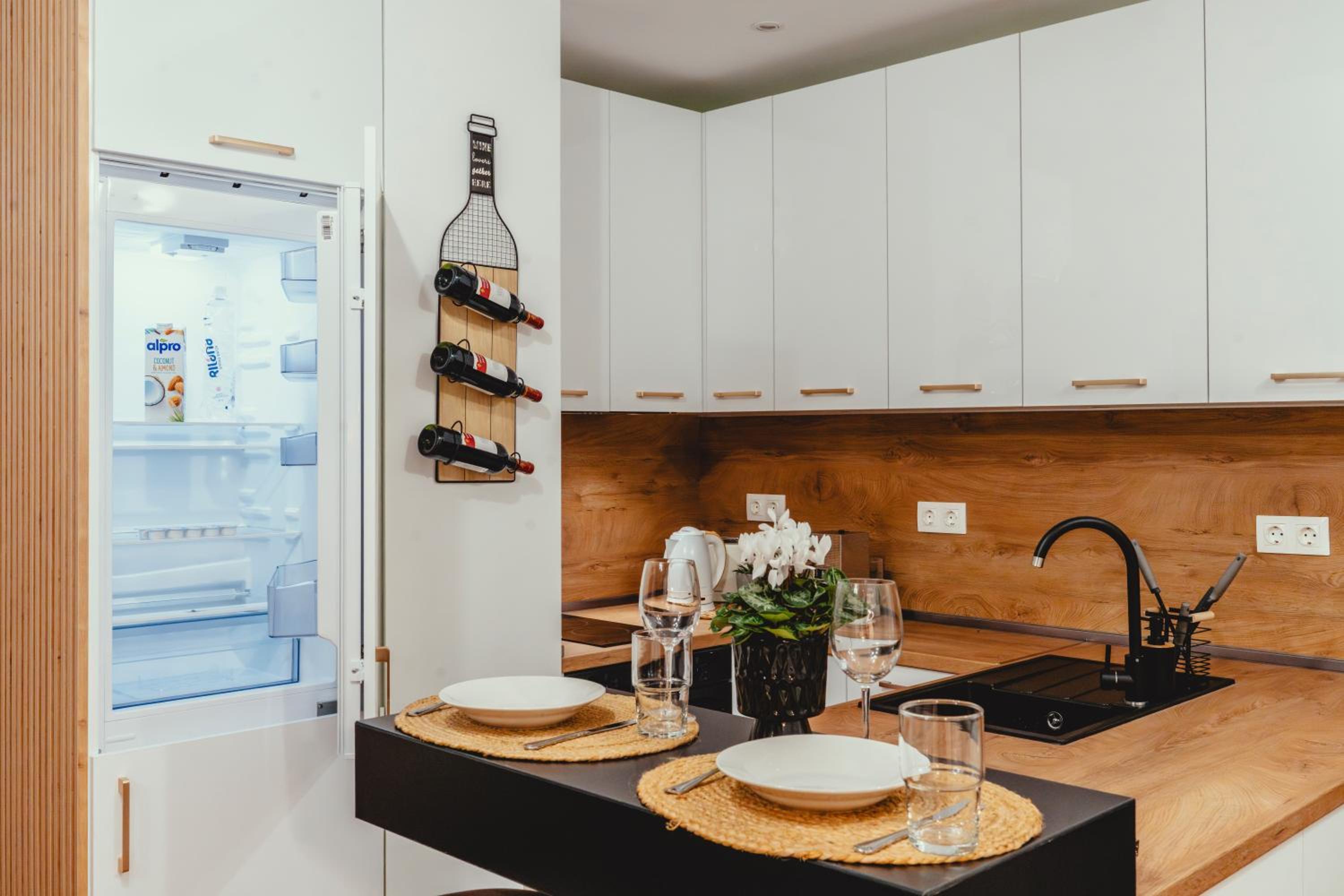 Elegant Living Apartment 2