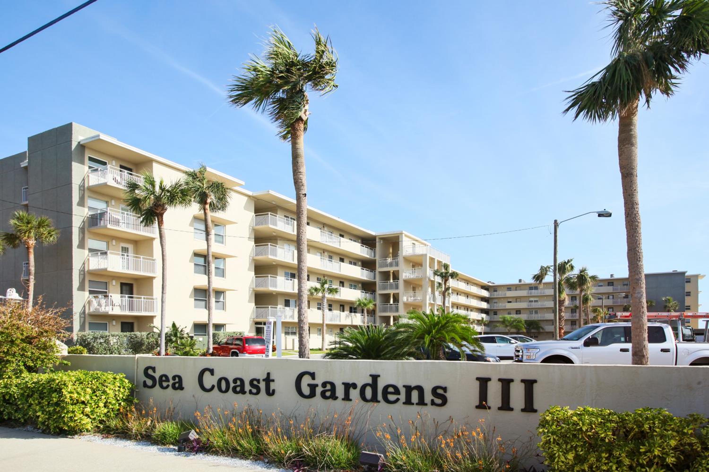 Fabulous Ocean and Pool Views From Balcony & Located on No-Drive Beach