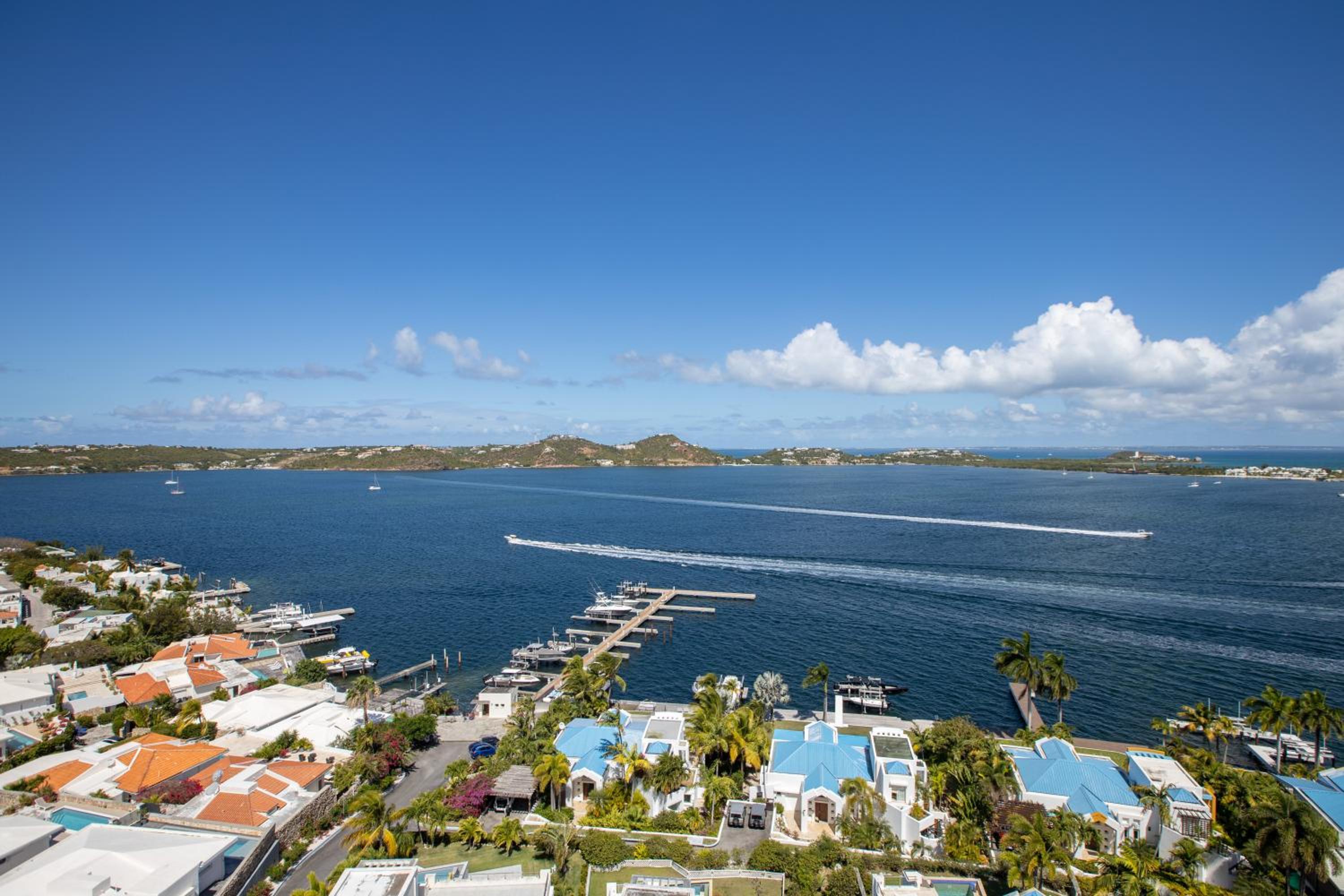 Captivating 2-Bed Apartment in Maho view 4