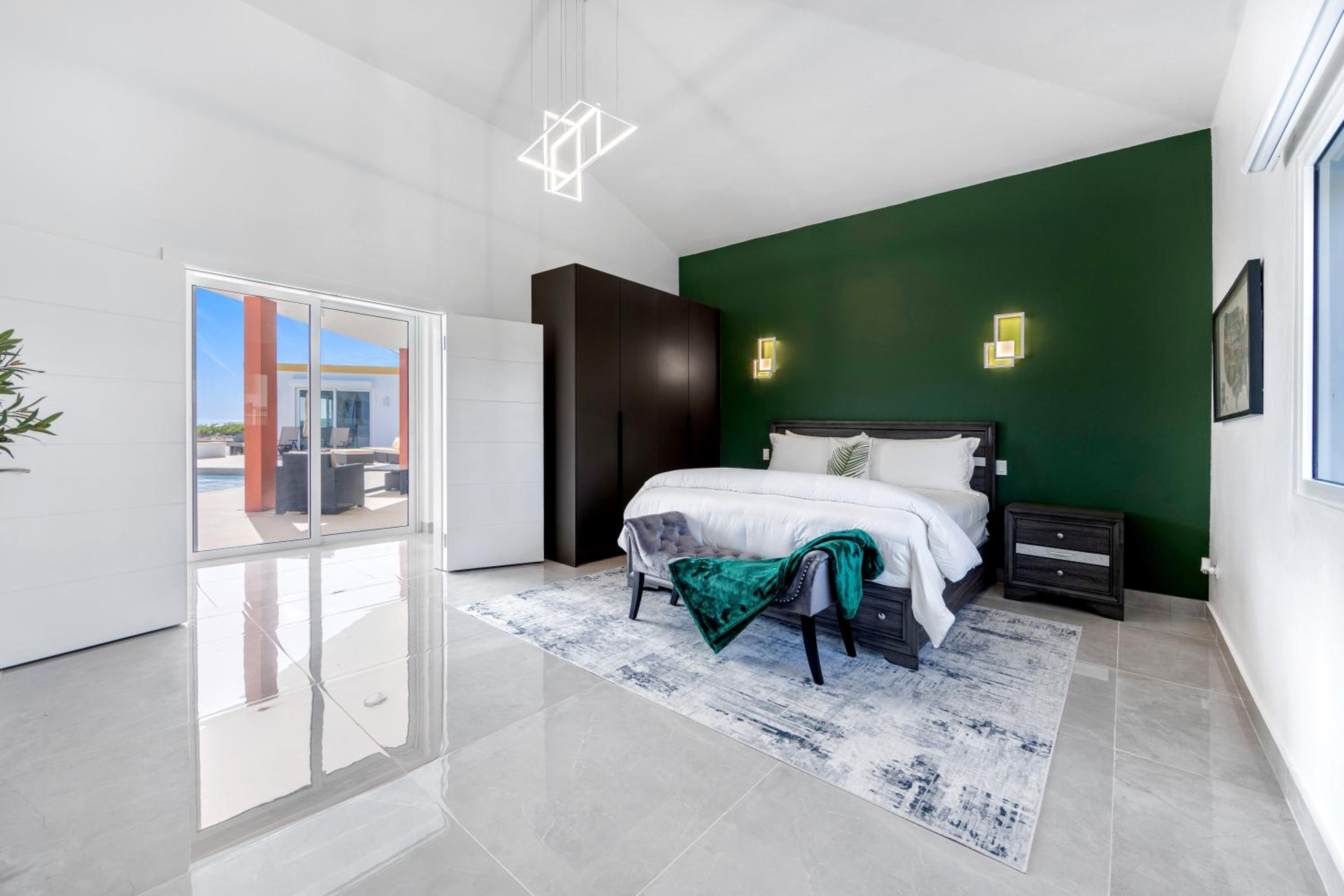 4-Bed Villa Pool Parking