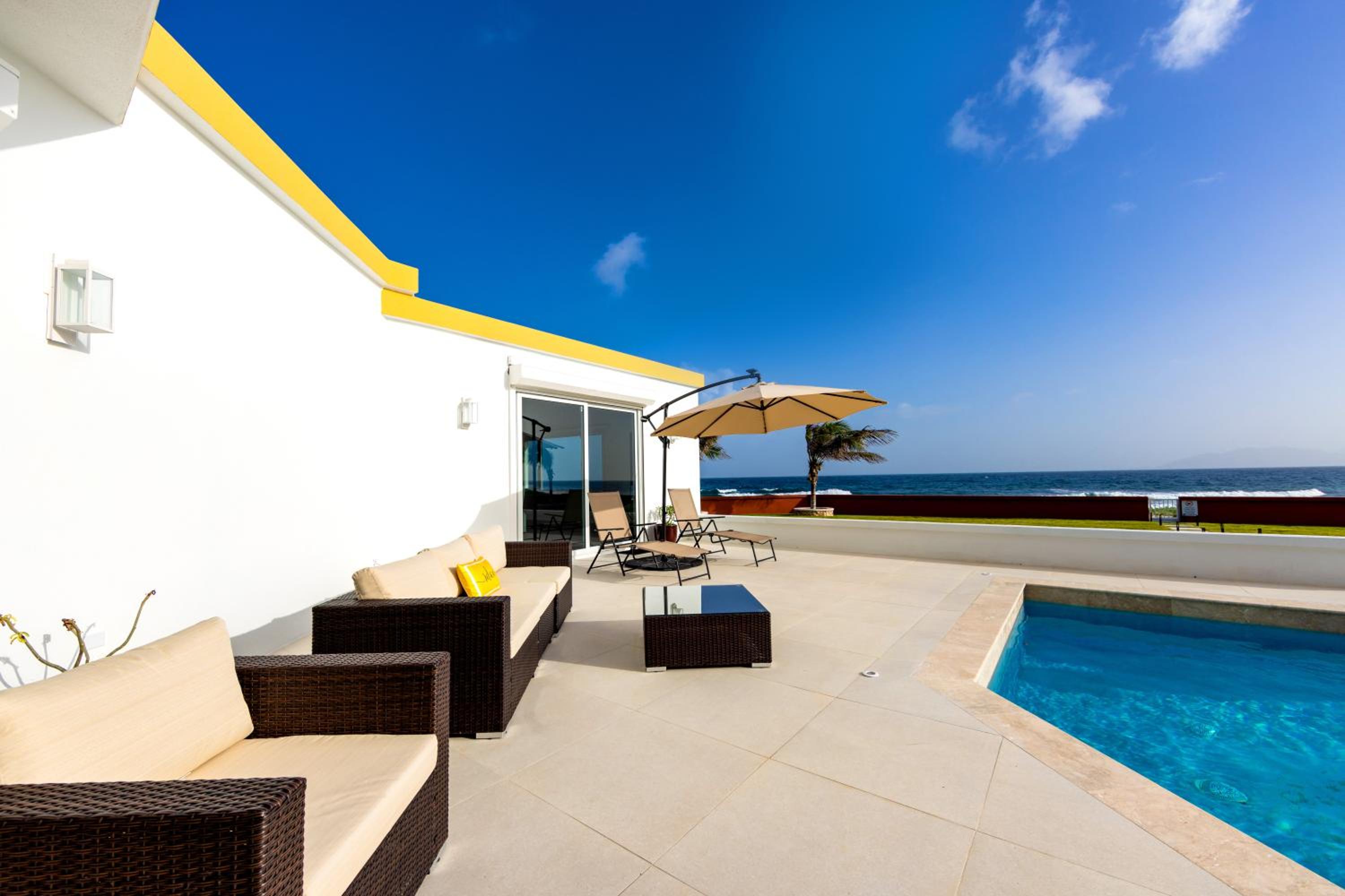 4-Bed Villa Pool Parking