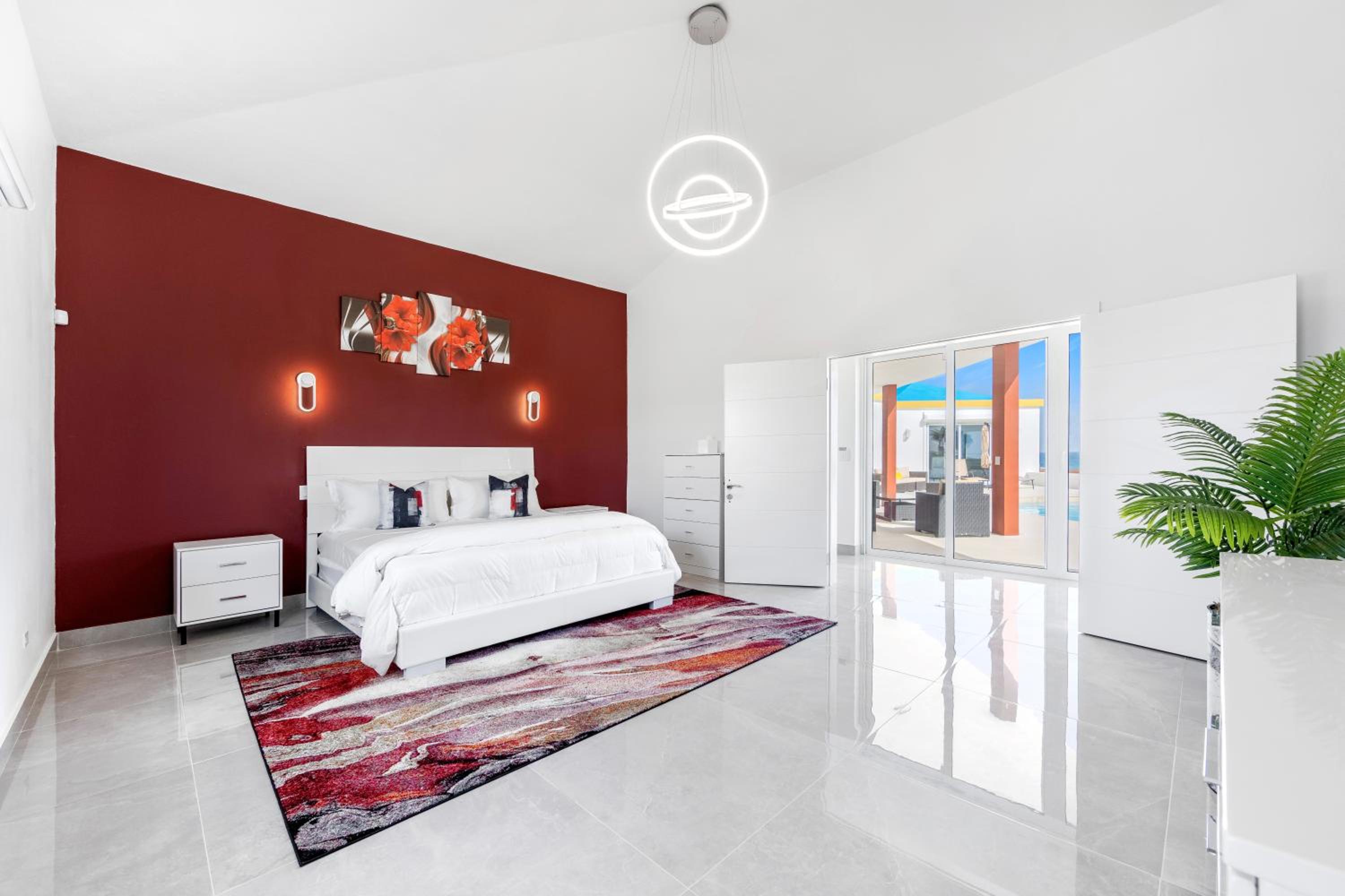 4-Bed Villa Pool Parking