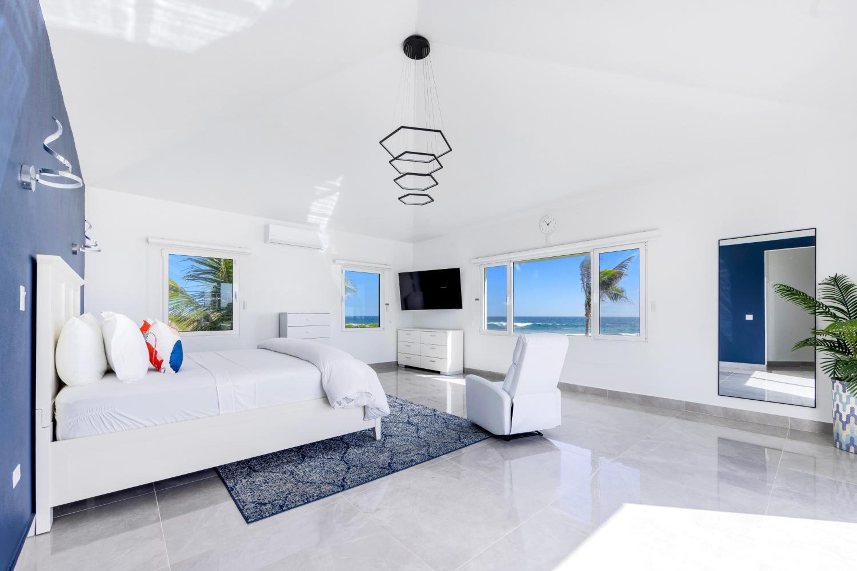 4-Bed Villa Pool Parking