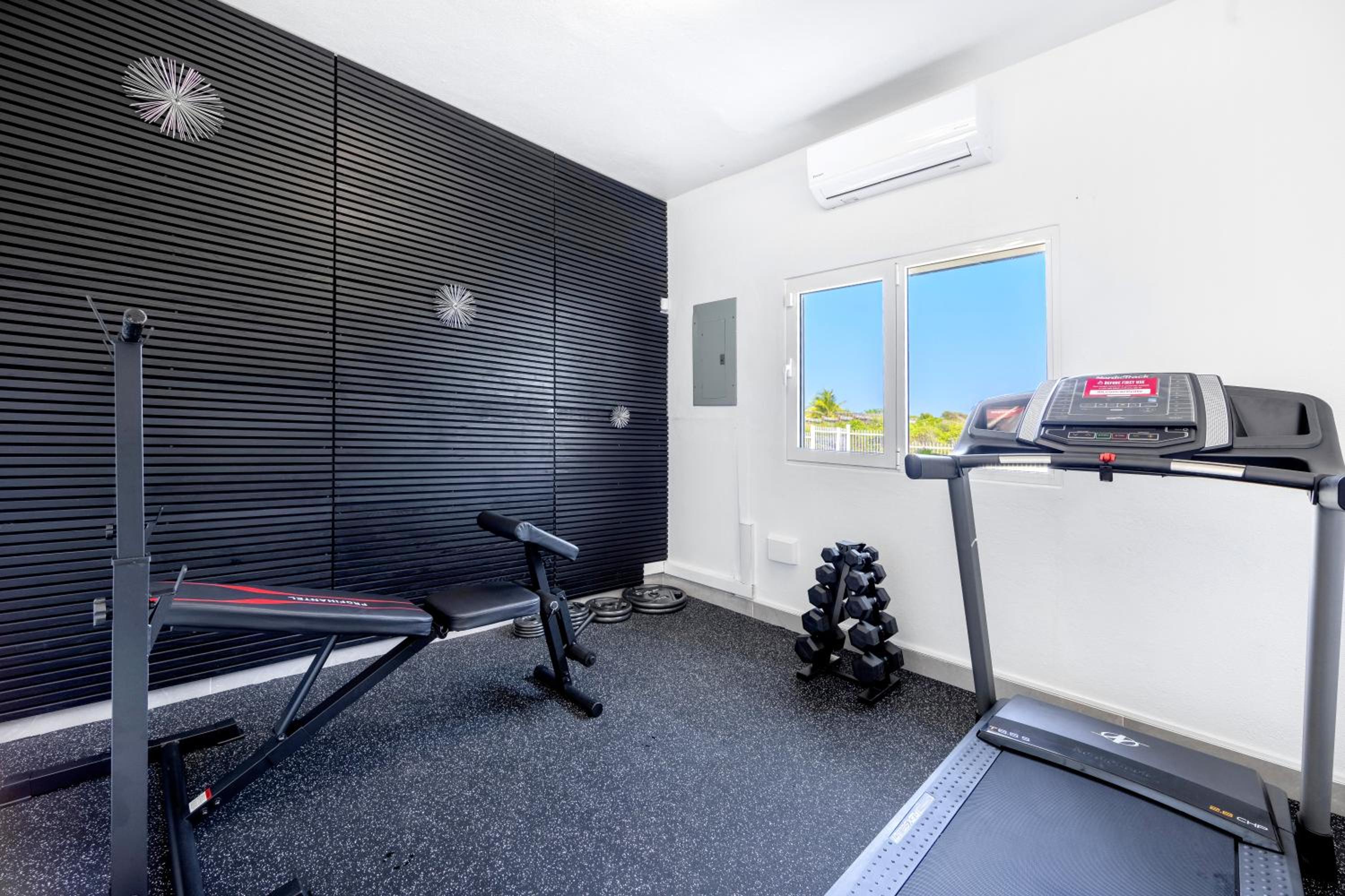 4-Bed Villa Pool Parking