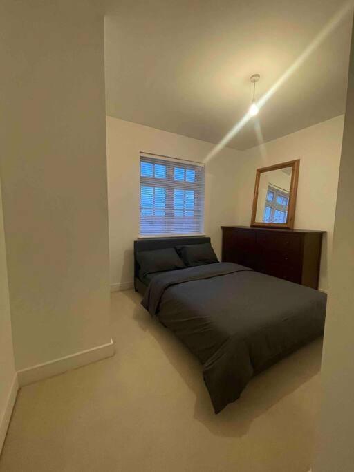 Beautiful Modern Tranquil Two Bedroom Apartment view 3