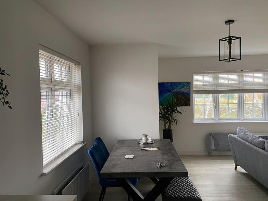 Beautiful Modern Tranquil Two Bedroom Apartment view 4