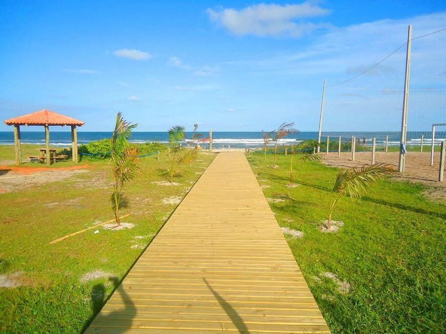 Casa 3 quartos, 2 bwcs e a meia quadra da praia!