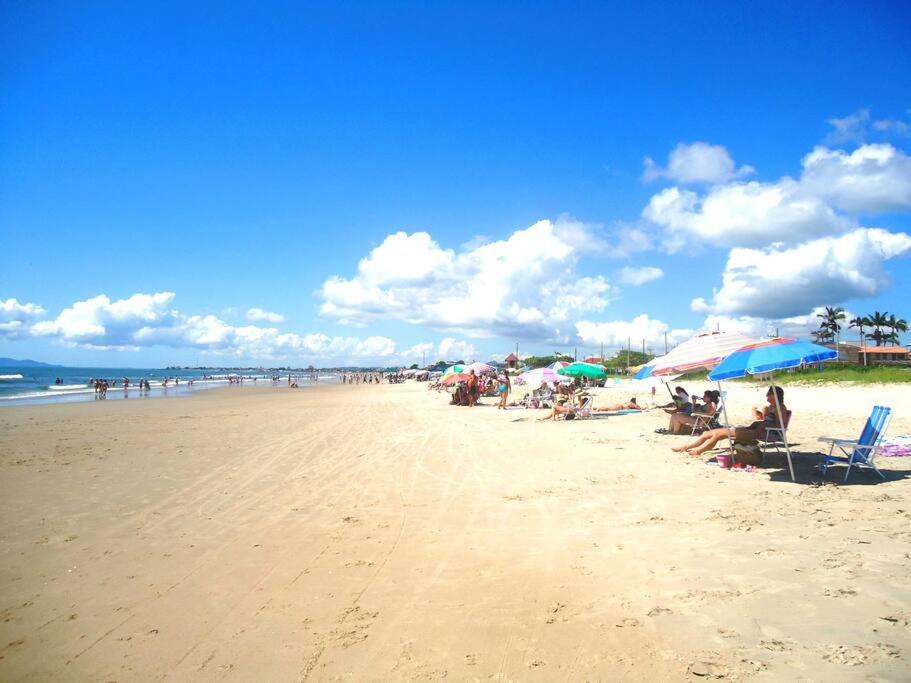 Casa 3 quartos, 2 bwcs e a meia quadra da praia!