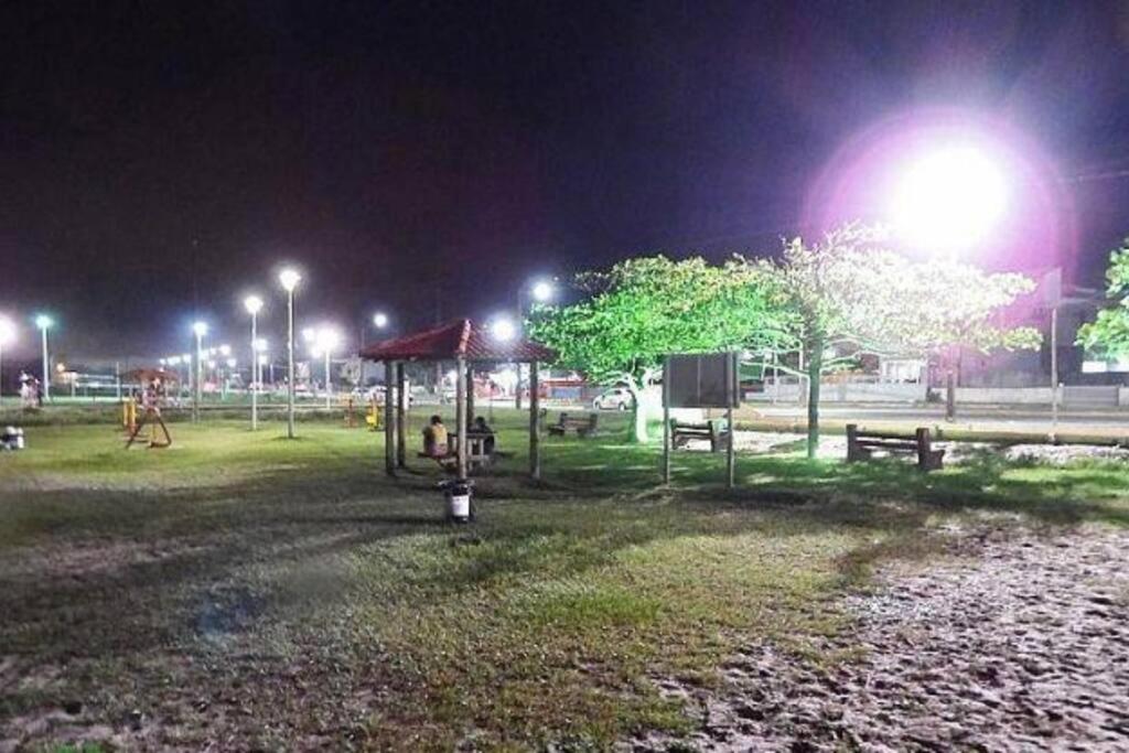Casa 3 quartos, 2 bwcs e a meia quadra da praia!