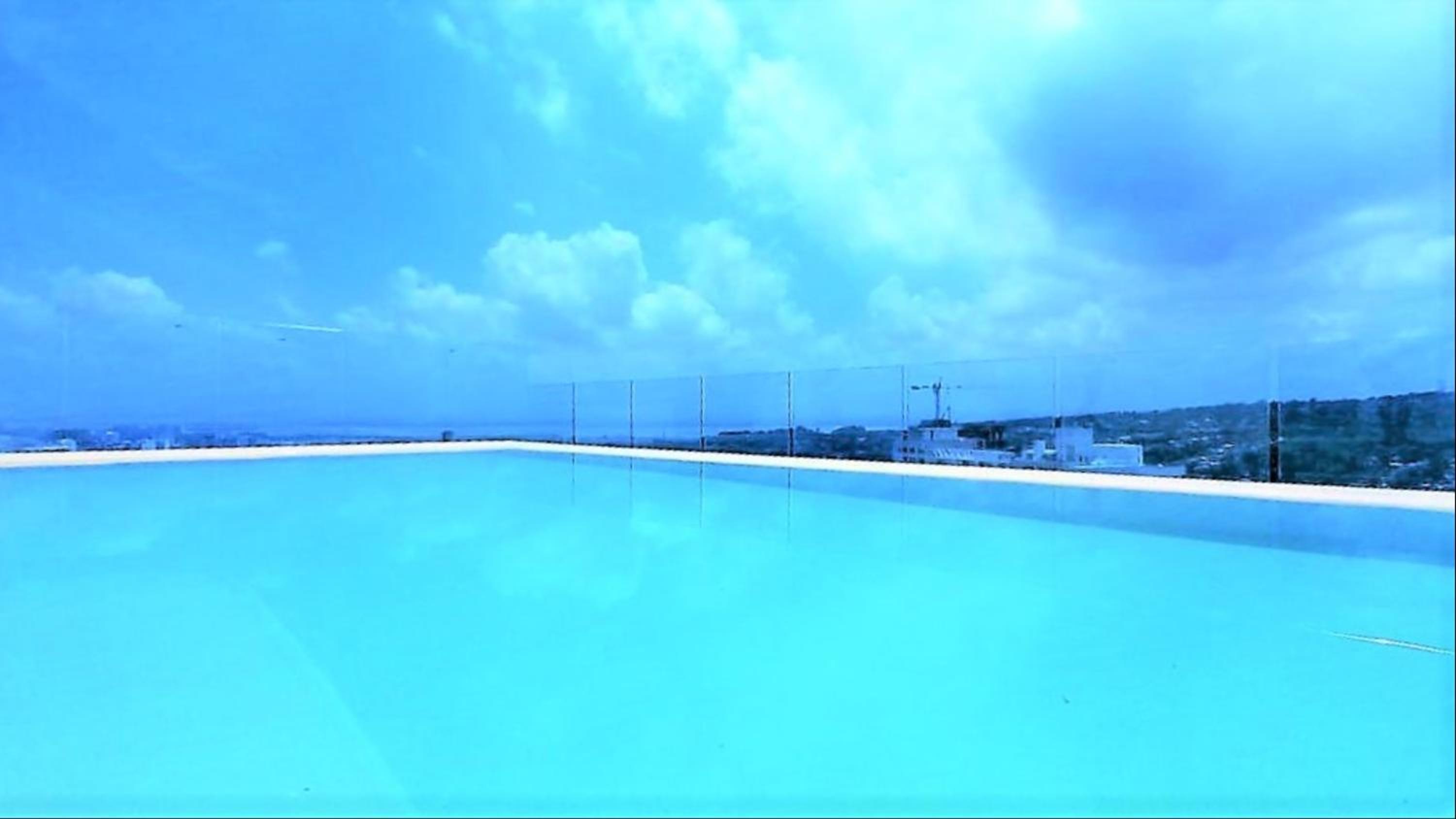 84 2BD 2 BA New building with amenities, ten blocks walled city one to the beach