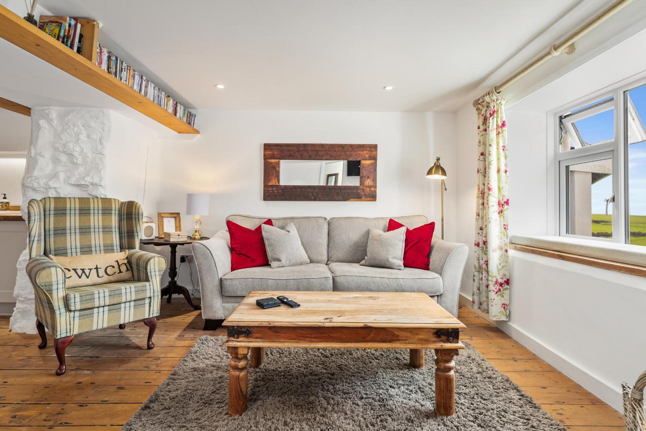 The Cwtch Apartment - Sea Views Walk to Beach view 2