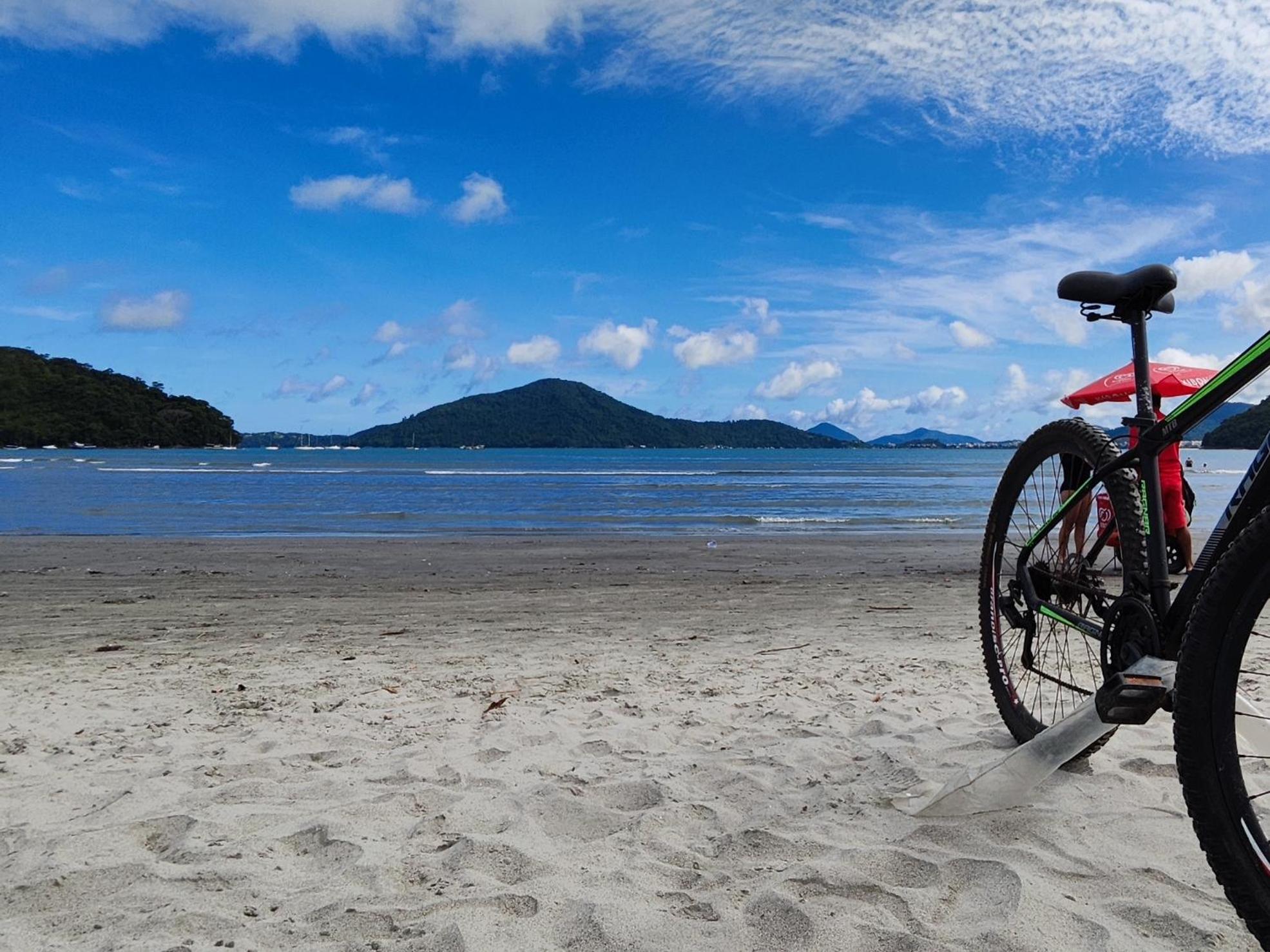 AP em frente à praia em Ubatuba: Perequê Açu.