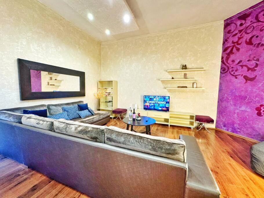 Ultra Central Apartment / 10 ppl view 2