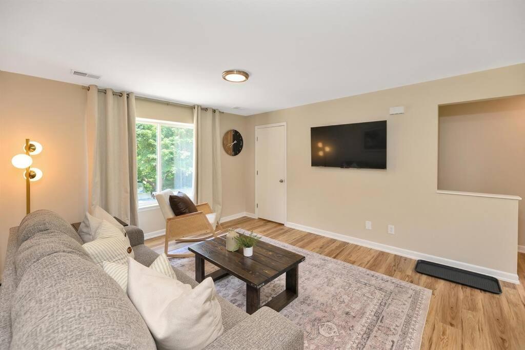 Cozy 1-Bedroom Apartment in Quiet Neighborhood view 2