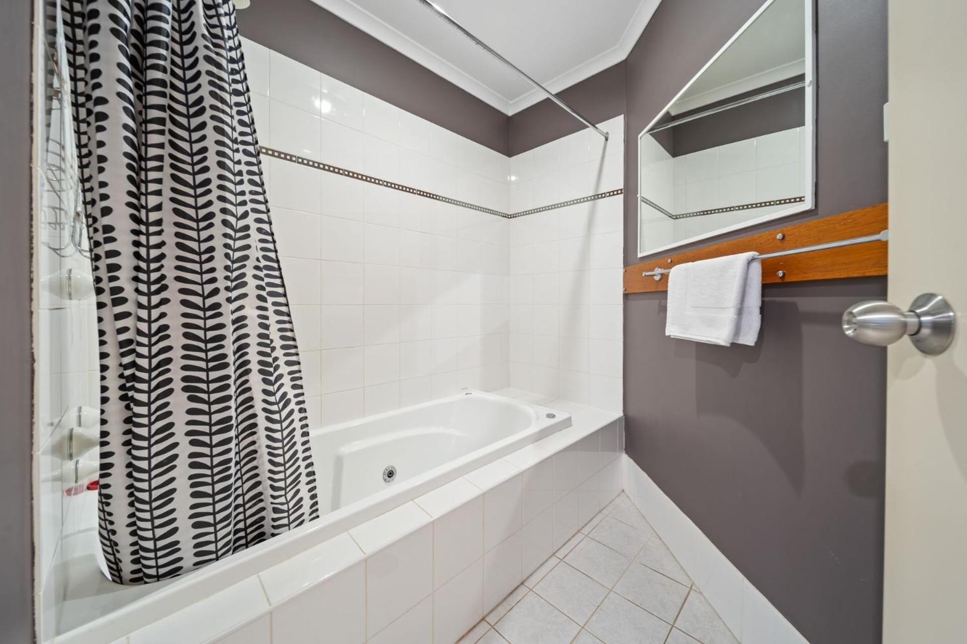 Acacia 2 - Modern 3BR Townhouse l Bath l WiFi l BBQ l Foxtel