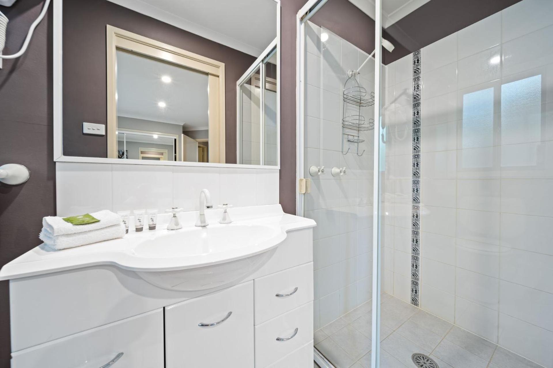 Acacia 2 - Modern 3BR Townhouse l Bath l WiFi l BBQ l Foxtel