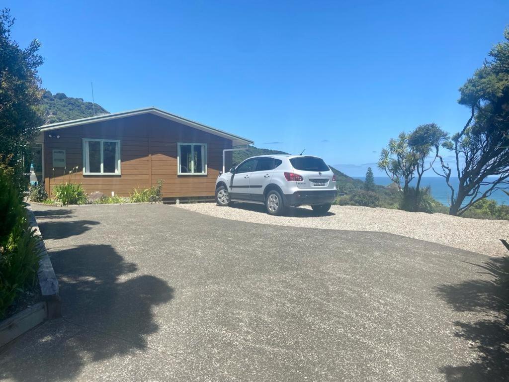Seaview, Sun and Surf - Piha Holiday Home view 3