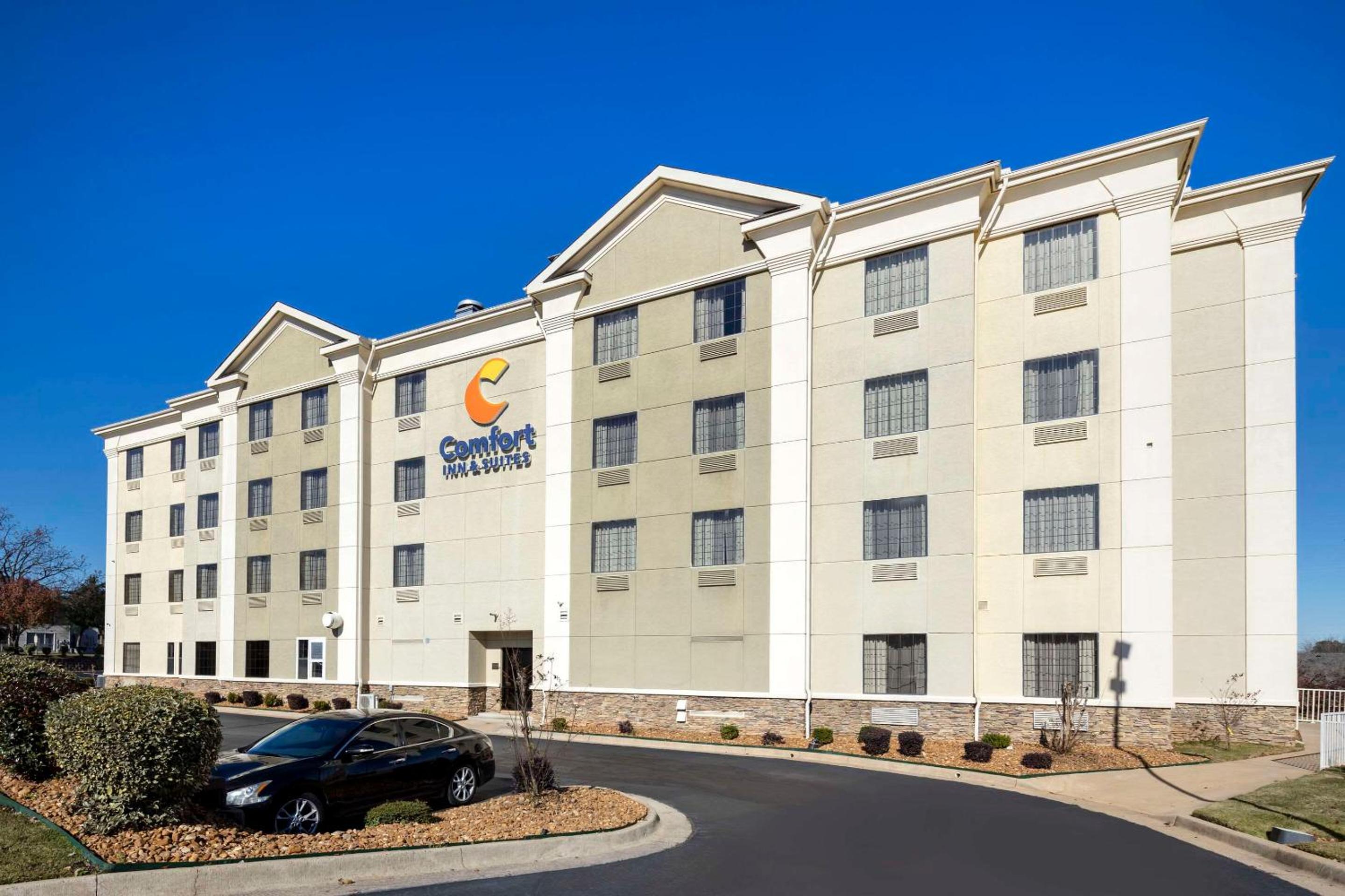 Hotel Comfort Inn & Suites North Little Rock McCain Mall - Image 1