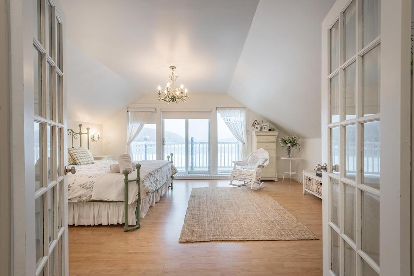 Breathtaking Lake View With Spa Chalet 360