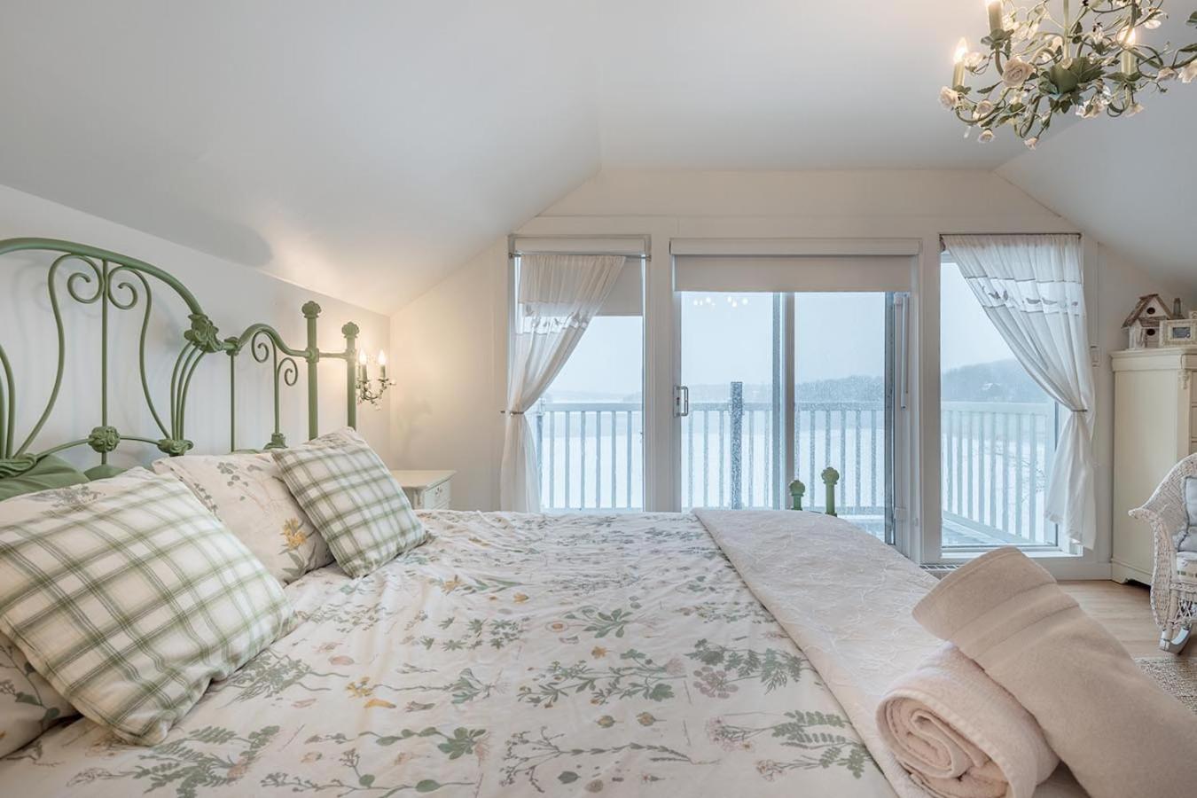 Breathtaking Lake View With Spa Chalet 360