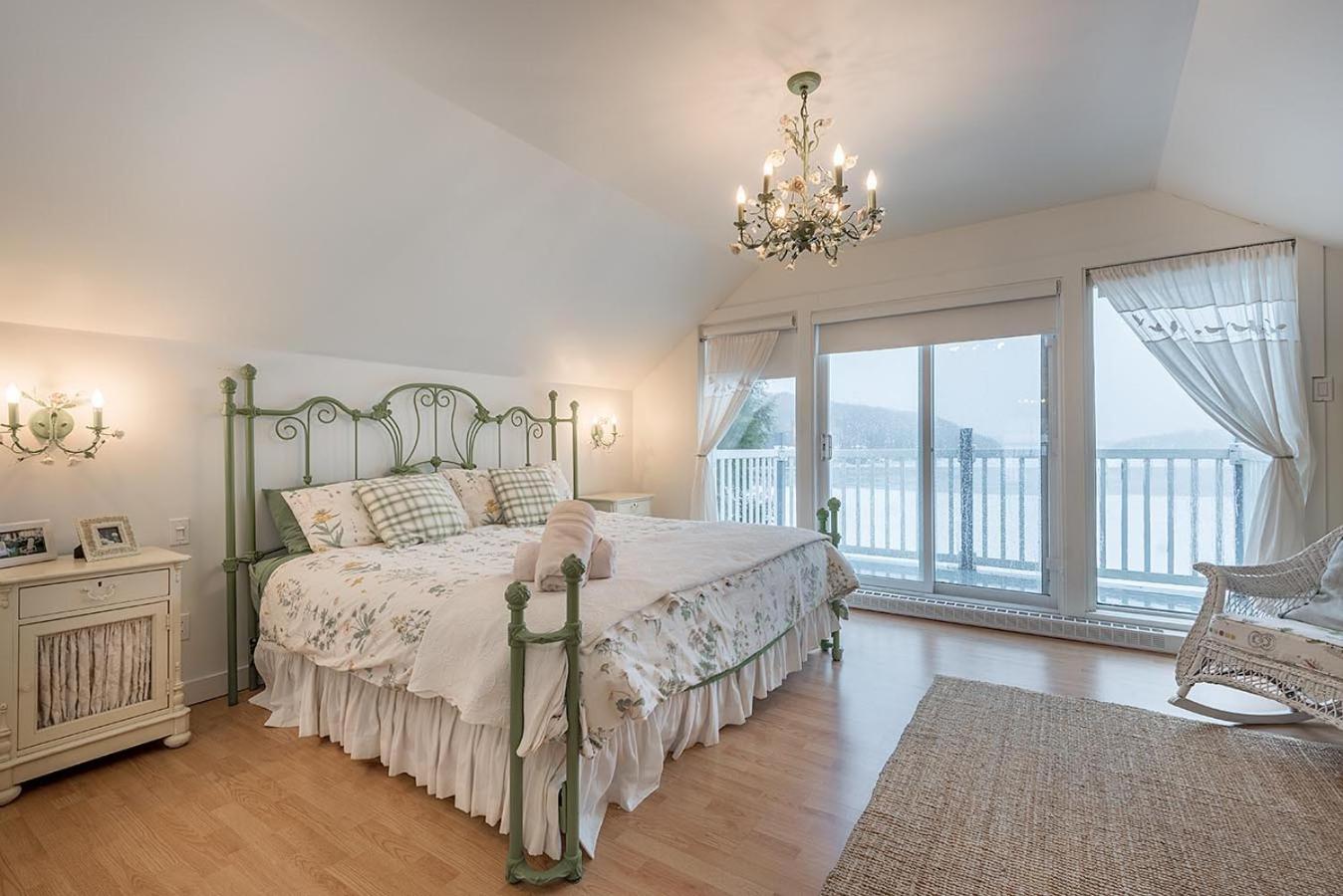 Breathtaking Lake View With Spa Chalet 360