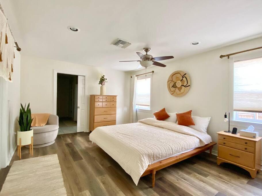 Hidden Gem: Escape to Newlin Cottage in Cape Coral view 3