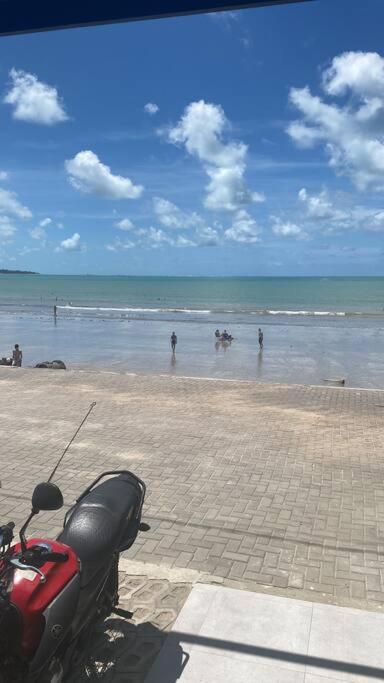 Pe na areia com vista mar
