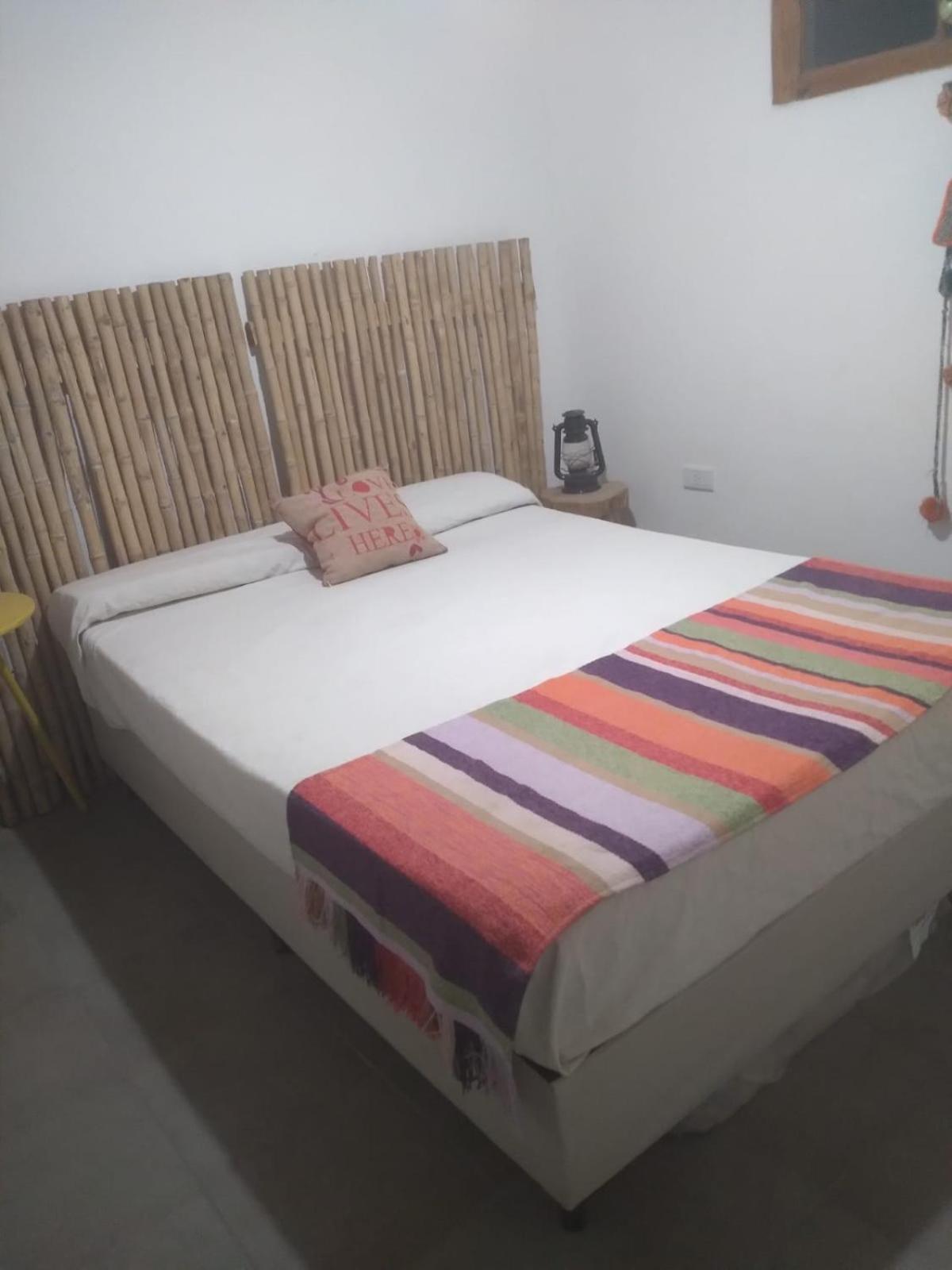CASITA PINTORESCA EN LAS SIERRAS Y LAGO