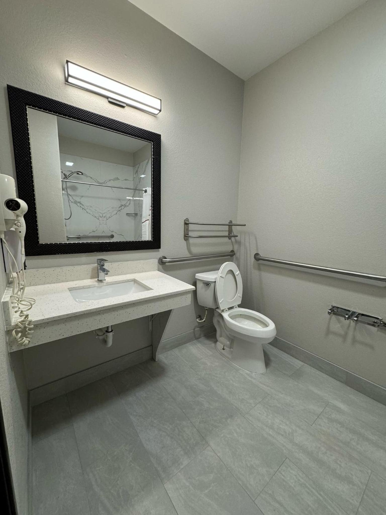Lake Charles Vacations - Red Roof Inn  Suites Lake Charles - Property Image 5
